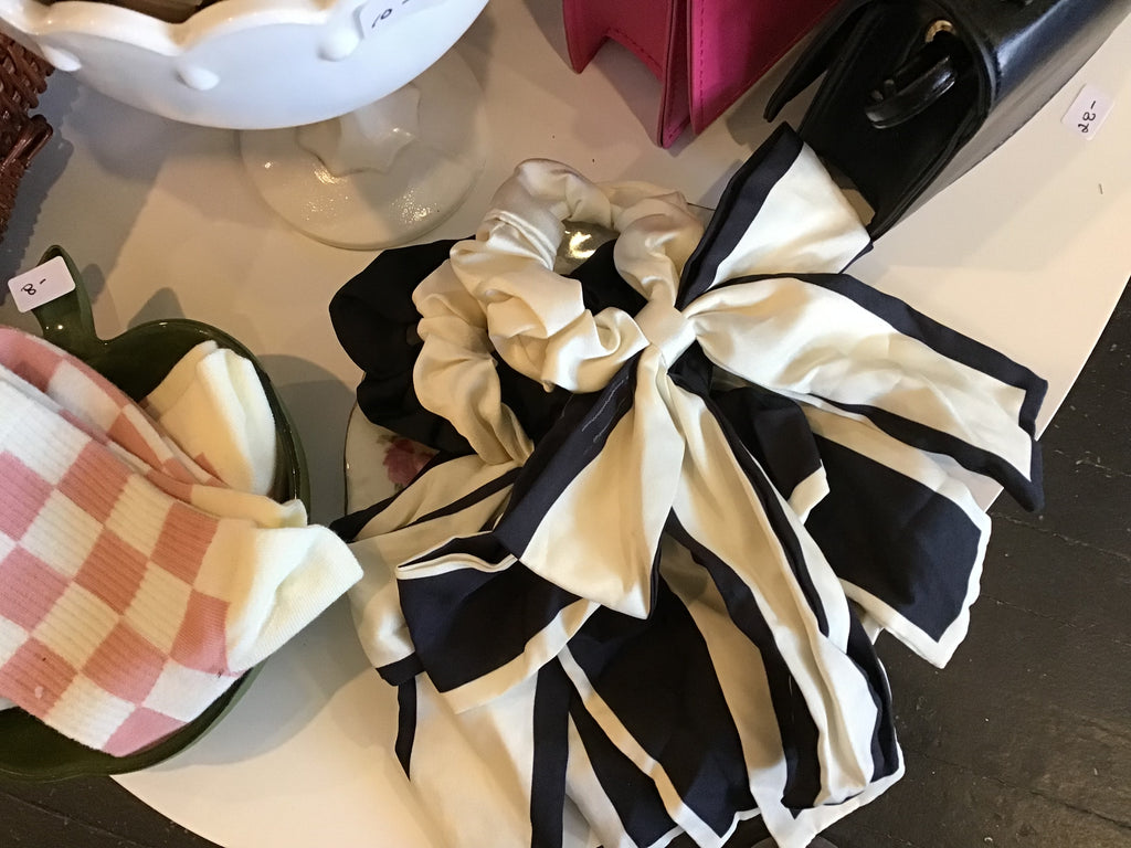 Black and white bow scrunchies
